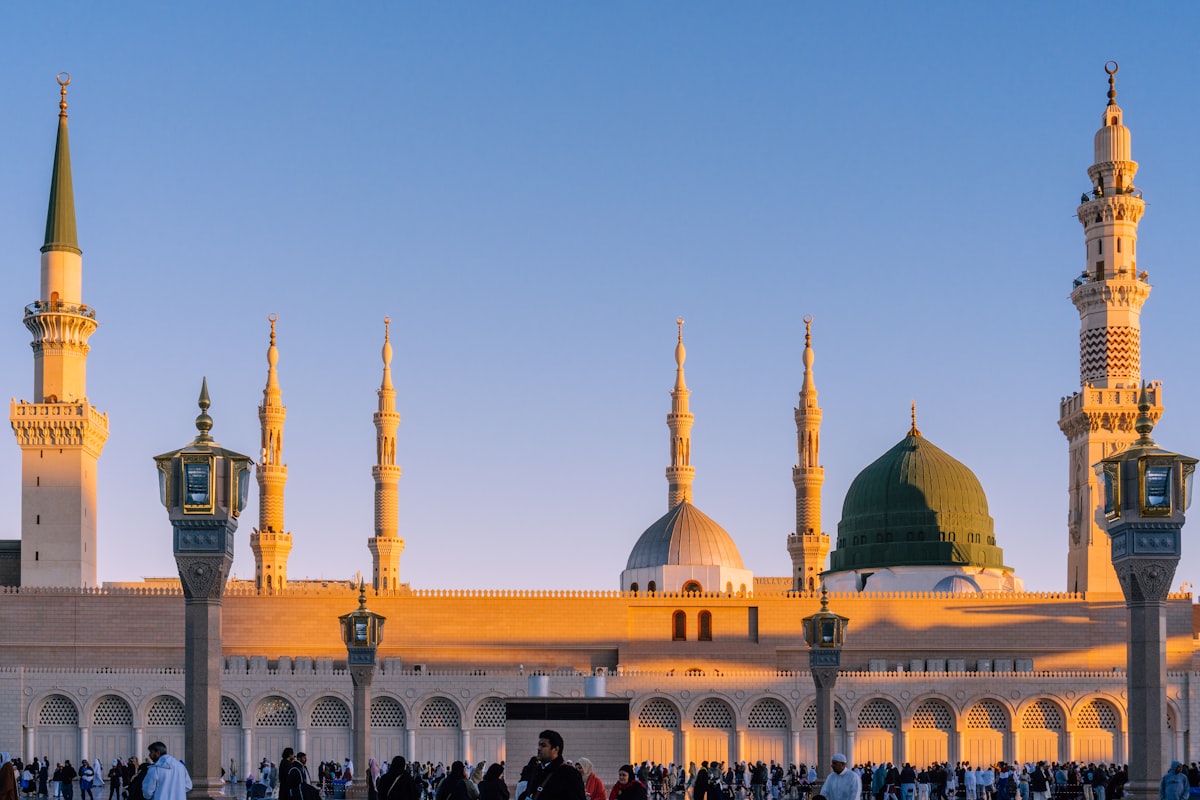 Keutamaan shalat di Masjidil Haram dan Masjid Nabawi: Pahala Berlipat di Tanah Suci